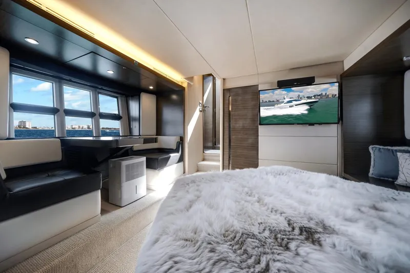 Low Hours! Yacht Photos Pics 