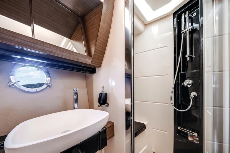 Low Hours! Yacht Photos Pics 