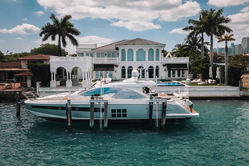 Low Hours! Yacht Photos Pics 