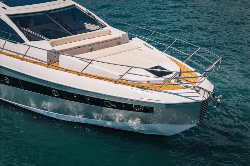 Low Hours! Yacht Photos Pics 