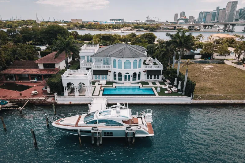 Low Hours! Yacht Photos Pics 