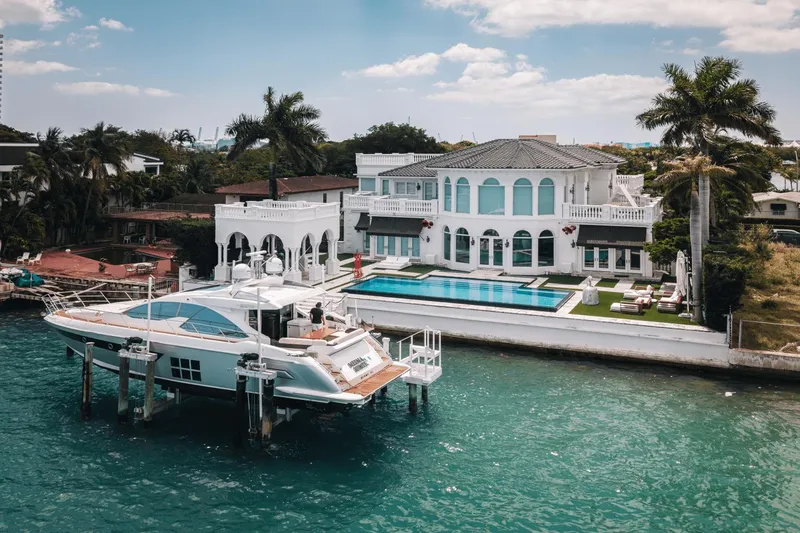 Low Hours! Yacht Photos Pics 