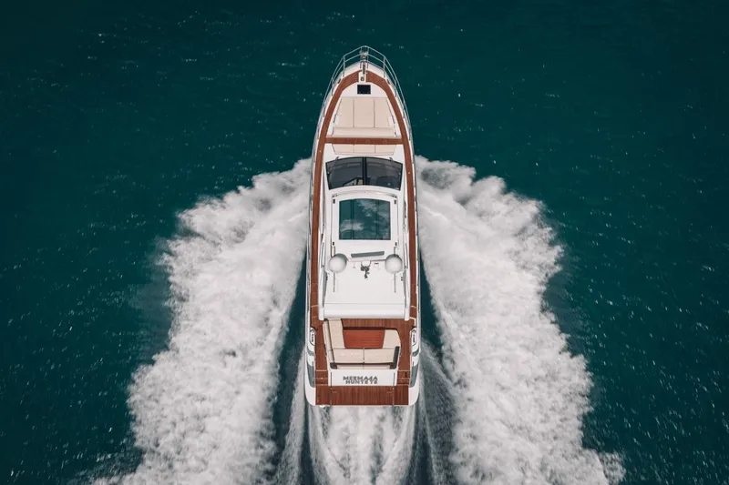 Low Hours! Yacht Photos Pics 