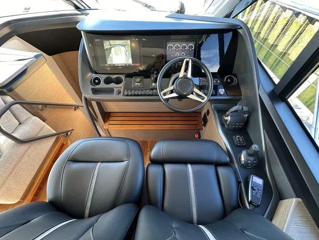  Yacht Photos Pics Princess Yachts V55 - Helm dash