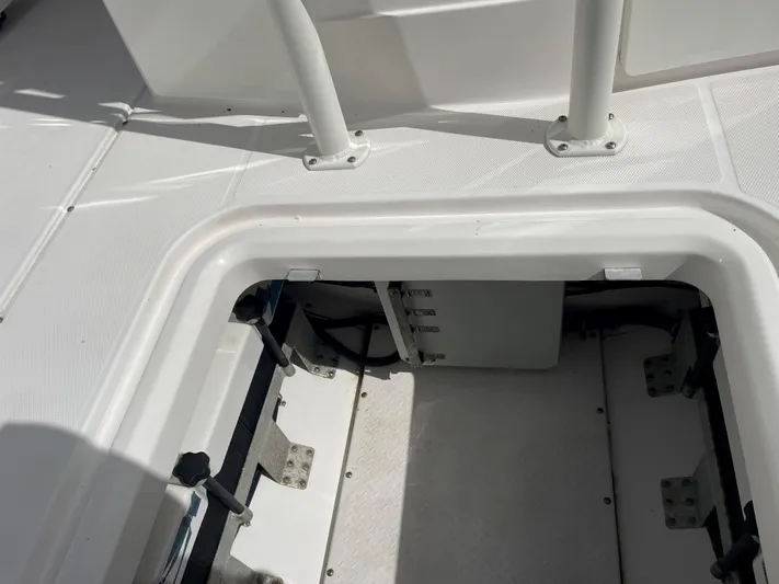 Dauntless Yacht Photos Pics Everglades 32 Dauntless 325CC- Storage