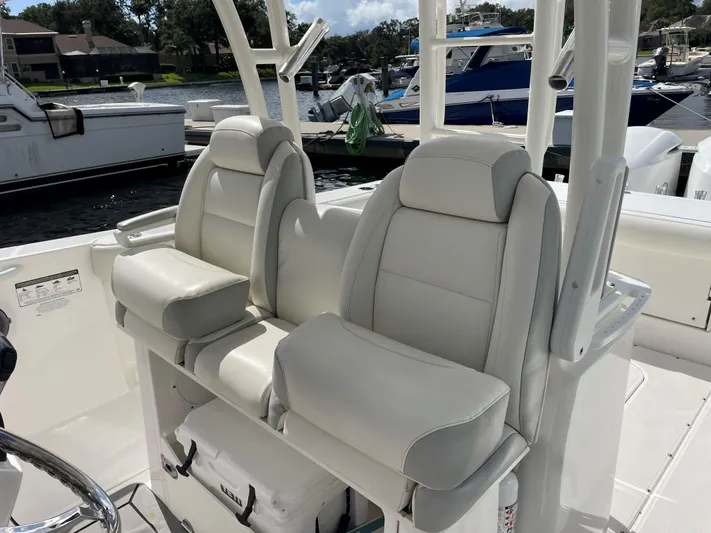 Dauntless Yacht Photos Pics Everglades 32 Dauntless 325CC- Helm Seating