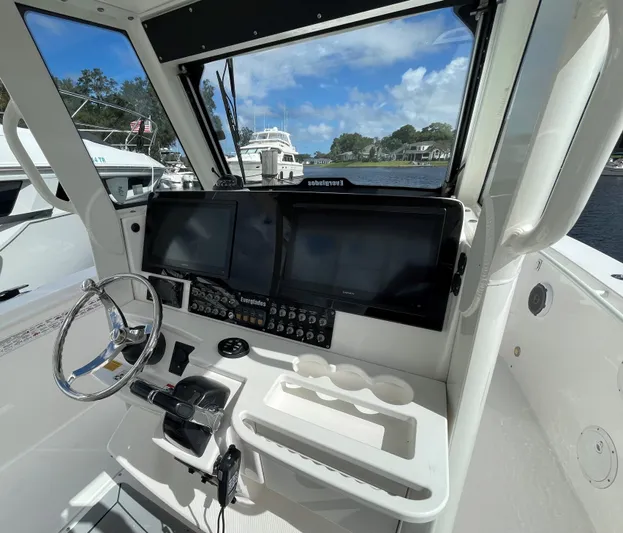 Dauntless Yacht Photos Pics Everglades 32 Dauntless 325CC- Helm