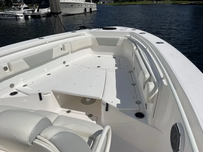 Dauntless Yacht Photos Pics Everglades 32 Dauntless 325CC- Bow