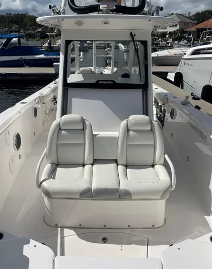 Dauntless Yacht Photos Pics Everglades 32 Dauntless 325CC- Forward Seating