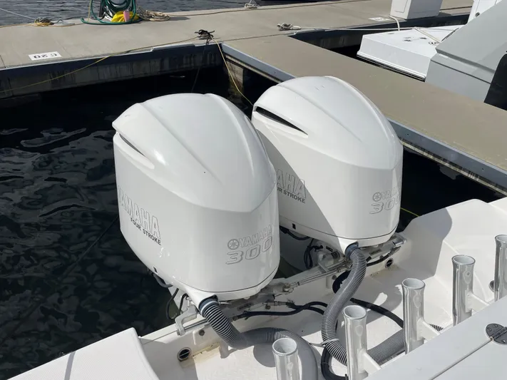 Dauntless Yacht Photos Pics Everglades 32 Dauntless 325CC- Engines