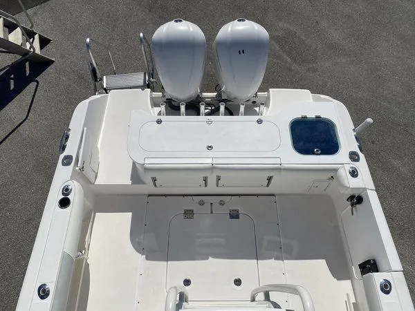 Dauntless Yacht Photos Pics Everglades 32 Dauntless 325CC- Engines and Cockpit