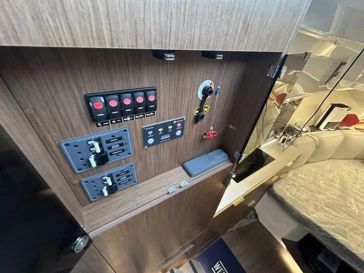  Yacht Photos Pics 2024 Jeanneau Leader 10.5 Wa Series 2 - Image 22