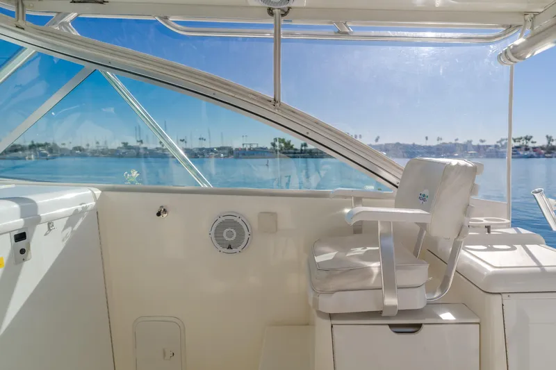 Pez Finder Yacht Photos Pics Interior of 2006 Rampage 38 Express boat with ocean view through windows.