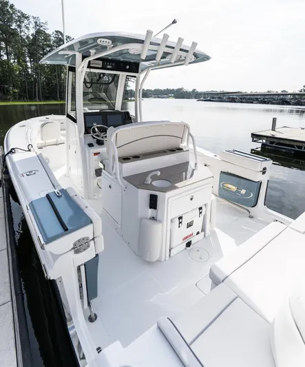  Yacht Photos Pics 2025 Sea Hunt Ultra 275 SE boat interior, featuring sleek design and modern amenities.