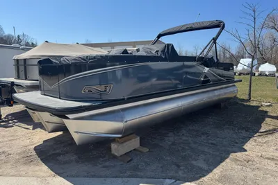 Tahoe Pontoon LTZ Versatile Rear Bench Windshield