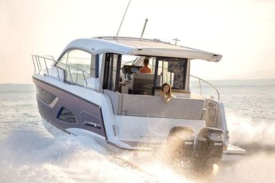 Sealine C390V