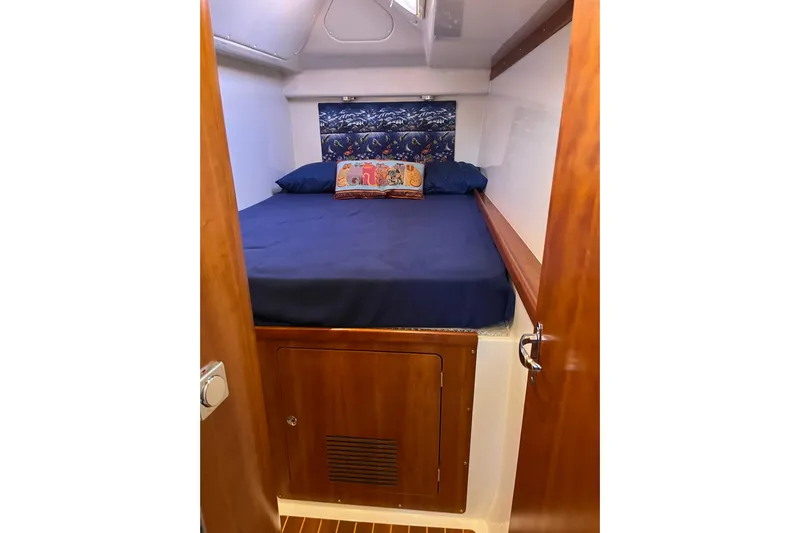Magic Yacht Photos Pics Cozy cabin interior of 2008 PDQ MV-41 with blue bedding and decorative pillow.