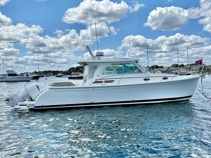 Fin & Tonic Yacht Photos Pics 