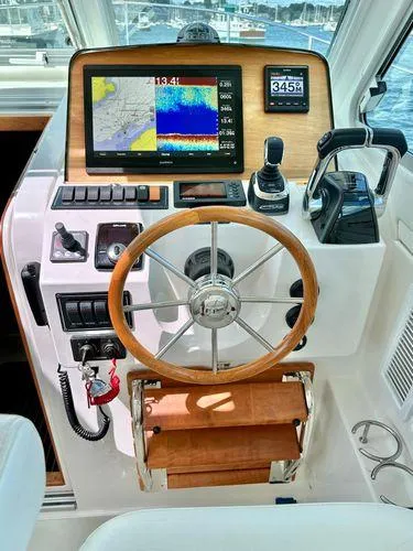 Fin & Tonic Yacht Photos Pics Helm of 2020 Back Cove 34O with navigation screens and controls.
