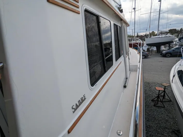  Yacht Photos Pics 2003 Sabre 36 Flybridge yacht side view at marina.
