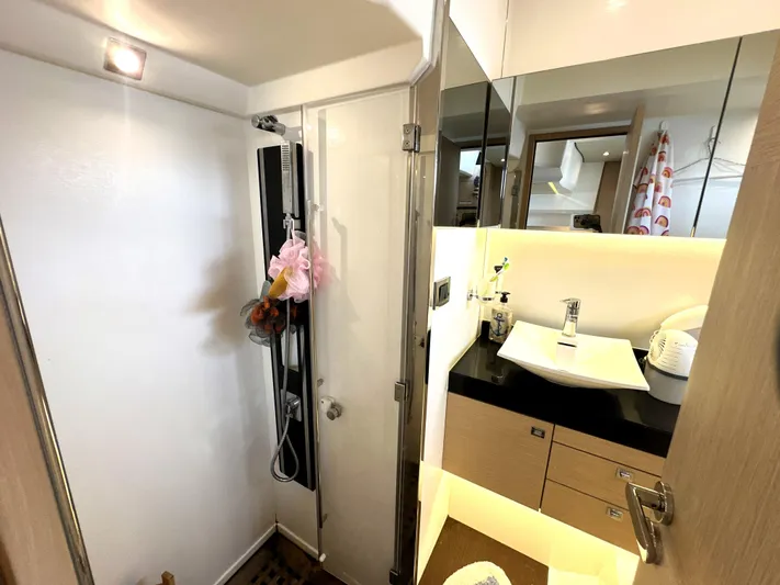 Grand Cru Yacht Photos Pics Luxurious bathroom in a 2017 Prestige 500 S yacht, featuring modern fixtures and elegant design.