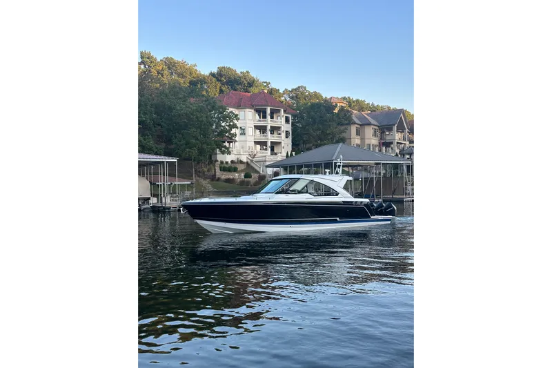 Sea Winds Yacht Photos Pics 2020 Formula 400 Super Sport Crossover boat docked near waterfront homes.