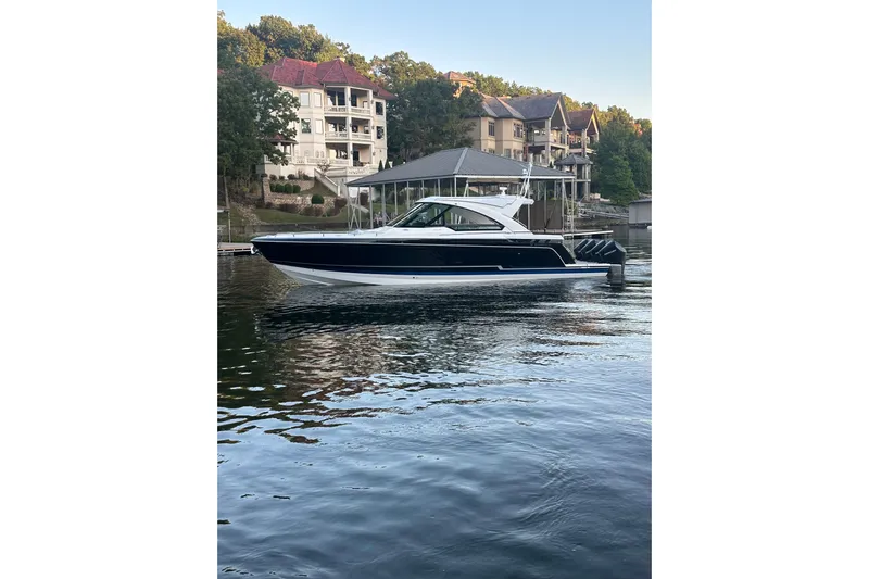 Sea Winds Yacht Photos Pics 2020 Formula 400 Super Sport Crossover boat on calm water near luxury homes.