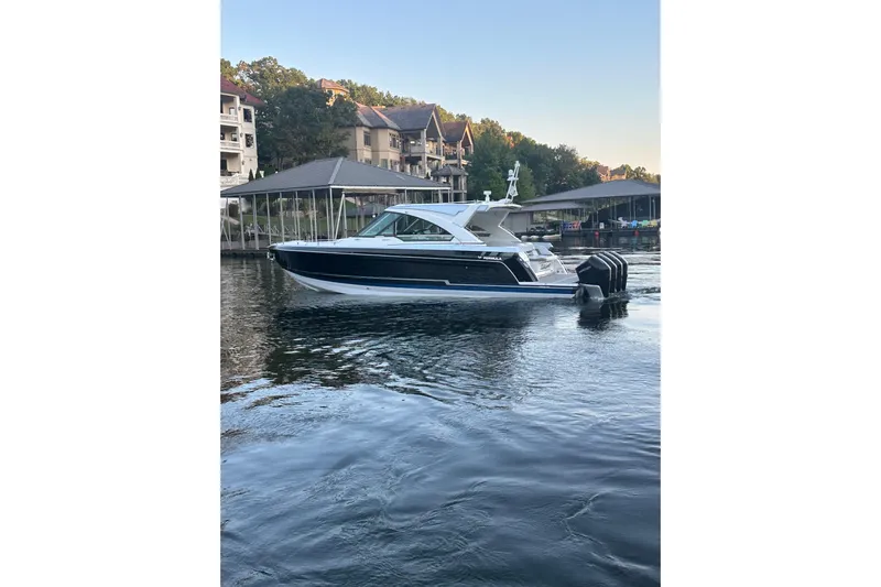 Sea Winds Yacht Photos Pics 2020 Formula 400 Super Sport Crossover boat on calm water near docks.