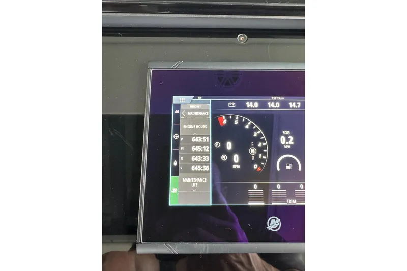 Sea Winds Yacht Photos Pics Dashboard display of a 2020 Formula 400 Super Sport Crossover showing engine hours and speed.