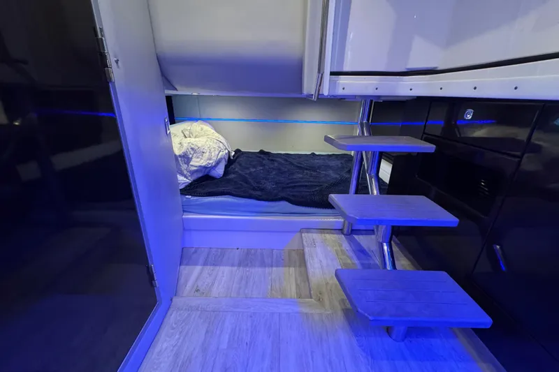 Sea Winds Yacht Photos Pics Interior cabin of 2020 Formula 400 Super Sport Crossover with modern design and cozy bedding.