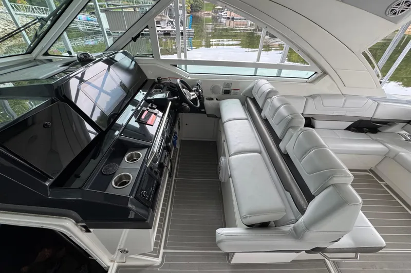 Sea Winds Yacht Photos Pics 2020 Formula 400 Super Sport Crossover interior with sleek seating and modern dashboard.