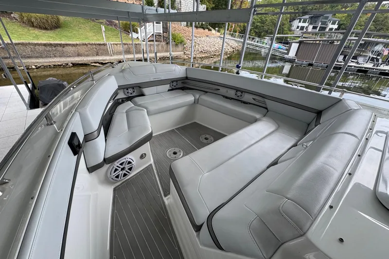 Sea Winds Yacht Photos Pics 2020 Formula 400 Super Sport Crossover boat interior with spacious seating and modern design.