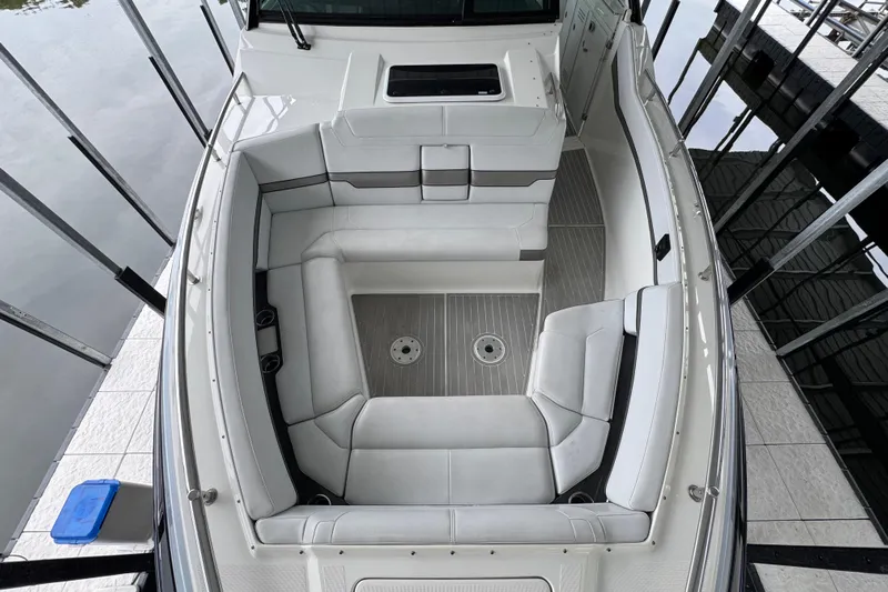 Sea Winds Yacht Photos Pics 2020 Formula 400 Super Sport Crossover boat interior with spacious seating area.
