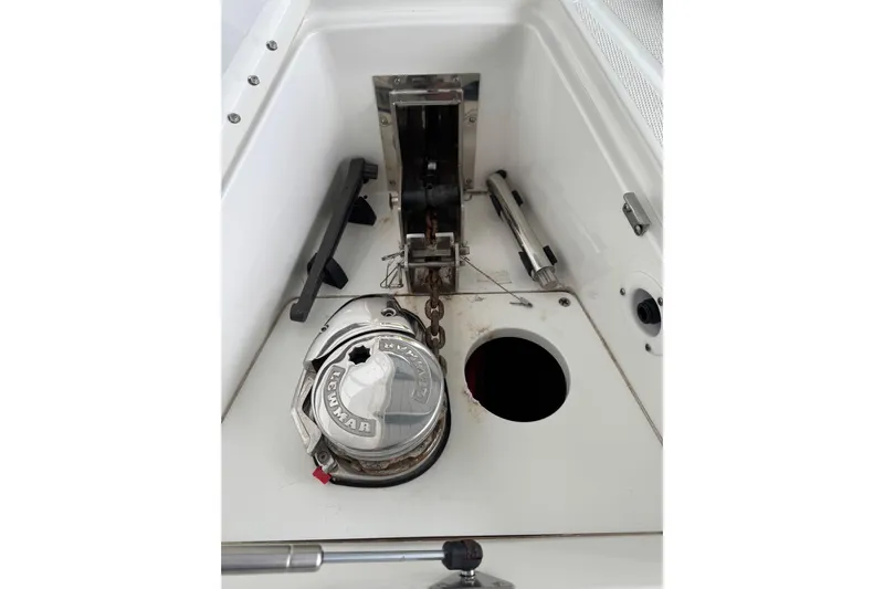 Sea Winds Yacht Photos Pics Anchor system of 2020 Formula 400 Super Sport Crossover boat, featuring Lewmar equipment.