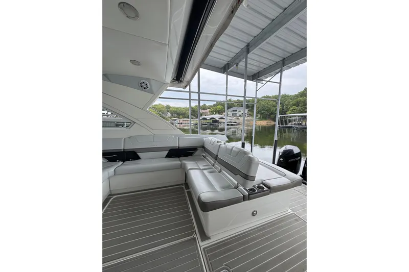 Sea Winds Yacht Photos Pics 2020 Formula 400 Super Sport Crossover boat interior with luxurious seating and lake view.