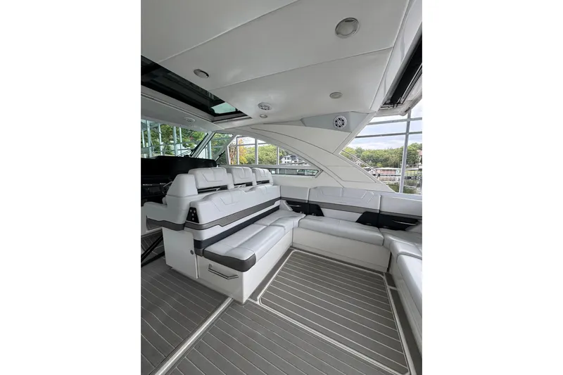 Sea Winds Yacht Photos Pics Interior of 2020 Formula 400 Super Sport Crossover yacht with luxurious seating and modern design.