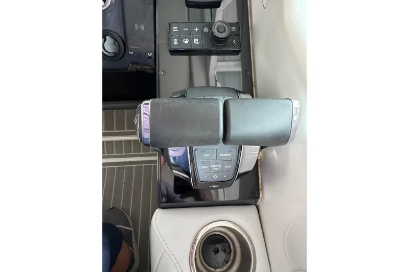 Sea Winds Yacht Photos Pics 2020 Formula 400 Super Sport Crossover throttle controls and dashboard features.