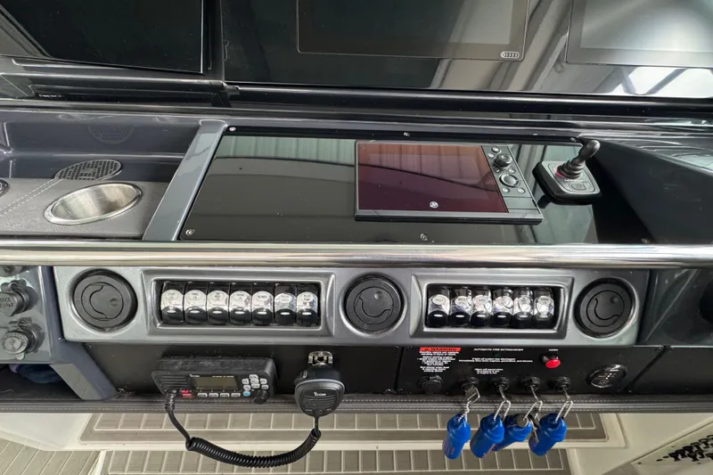 Sea Winds Yacht Photos Pics Control panel of a 2020 Formula 400 Super Sport Crossover boat with navigation equipment.