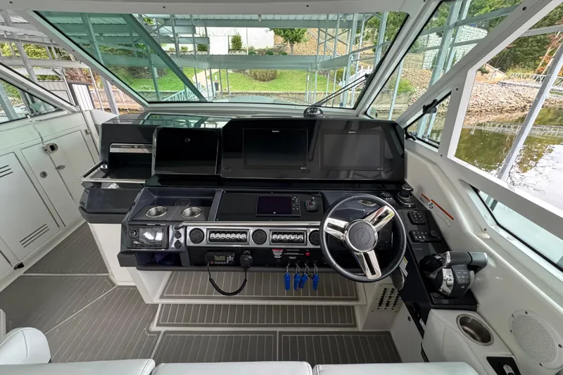 Sea Winds Yacht Photos Pics 2020 Formula 400 Super Sport Crossover helm with advanced navigation controls and sleek design.