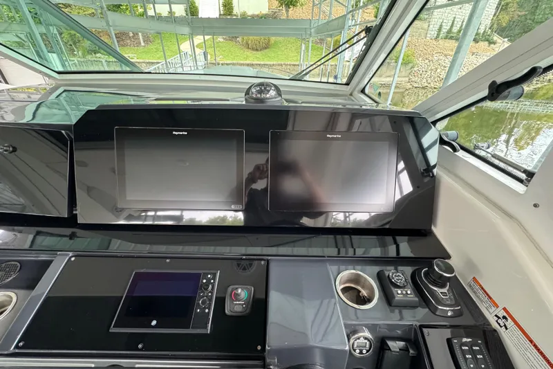 Sea Winds Yacht Photos Pics 2020 Formula 400 Super Sport Crossover helm with dual Raymarine displays and controls.