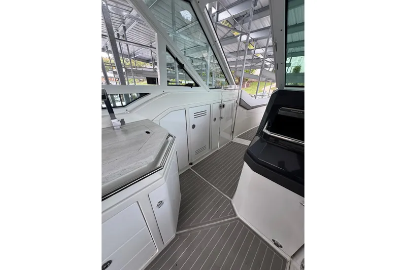 Sea Winds Yacht Photos Pics 2020 Formula 400 Super Sport Crossover interior with sleek design and modern amenities.
