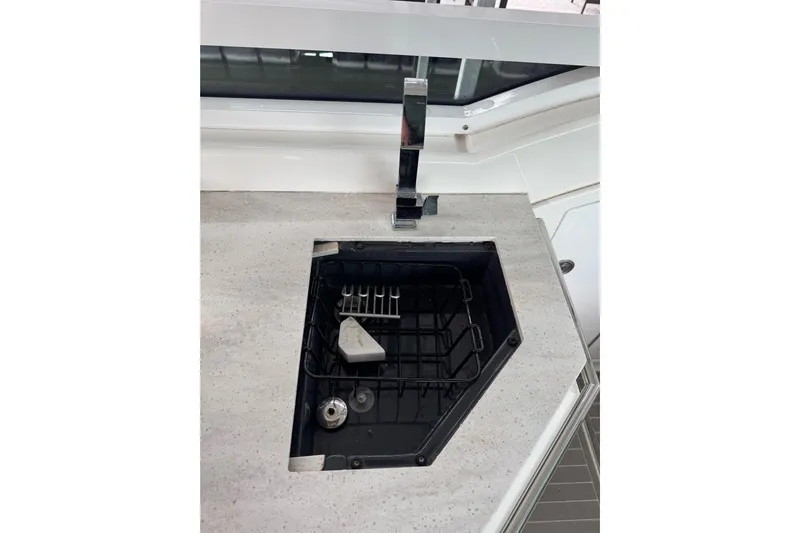 Sea Winds Yacht Photos Pics 2020 Formula 400 Super Sport Crossover yacht sink with modern faucet and countertop.