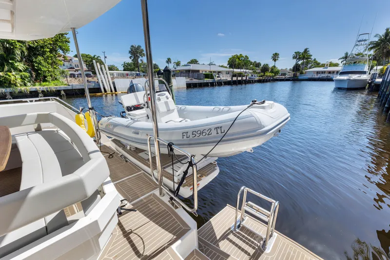  Yacht Photos Pics Tender lift Leopard 46PC