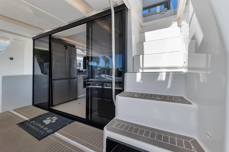  Yacht Photos Pics Leopard 46PC