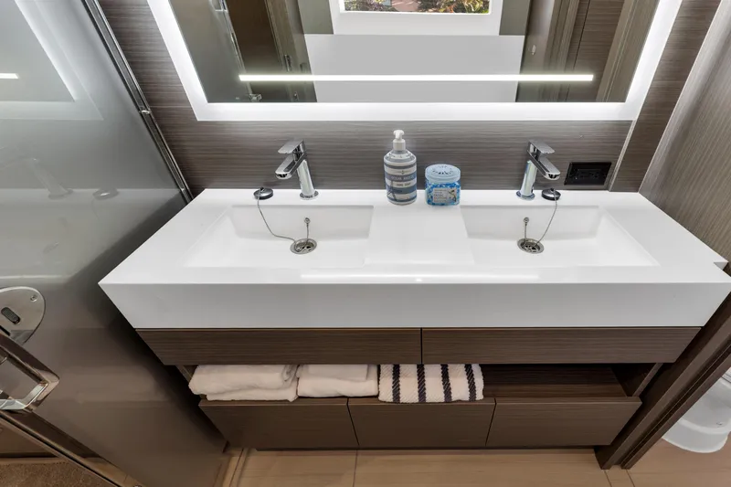  Yacht Photos Pics Leopard 46PC