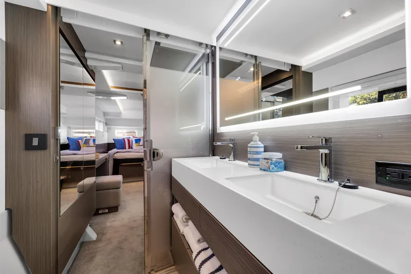  Yacht Photos Pics Leopard 46PC Head