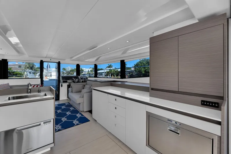  Yacht Photos Pics Leopard 46PC