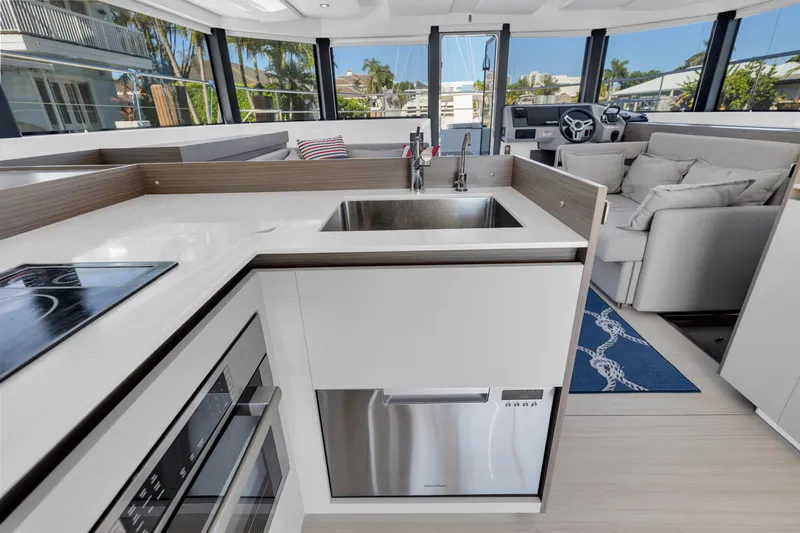  Yacht Photos Pics Leopard 46PC