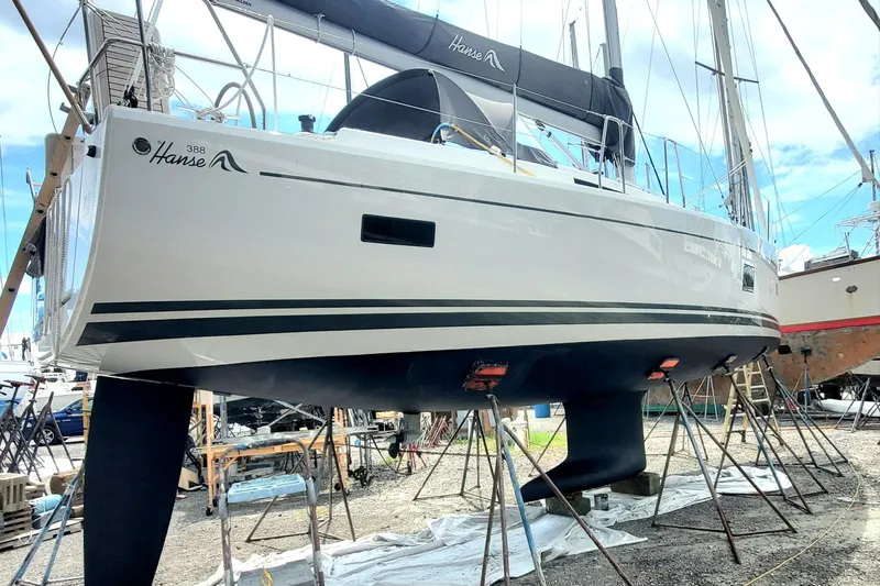 Hanse 388 #396 Yacht Photos Pics Starboard Hull Profile