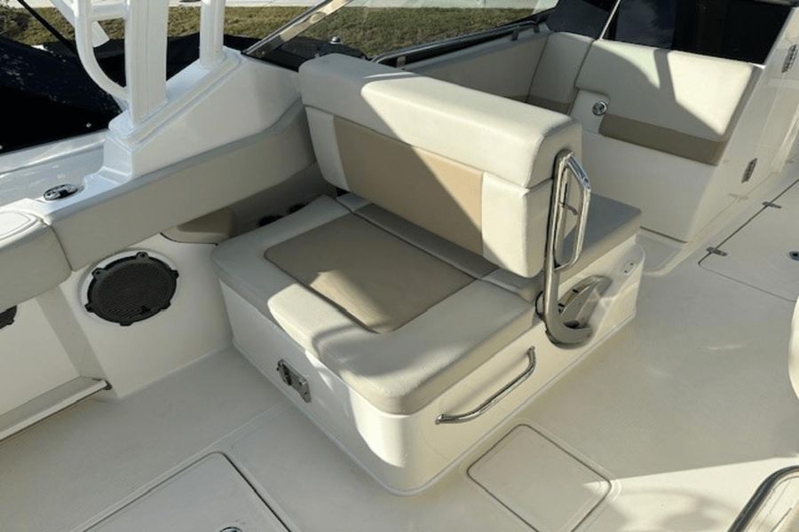 2022 Boston Whaler 240 Vantage